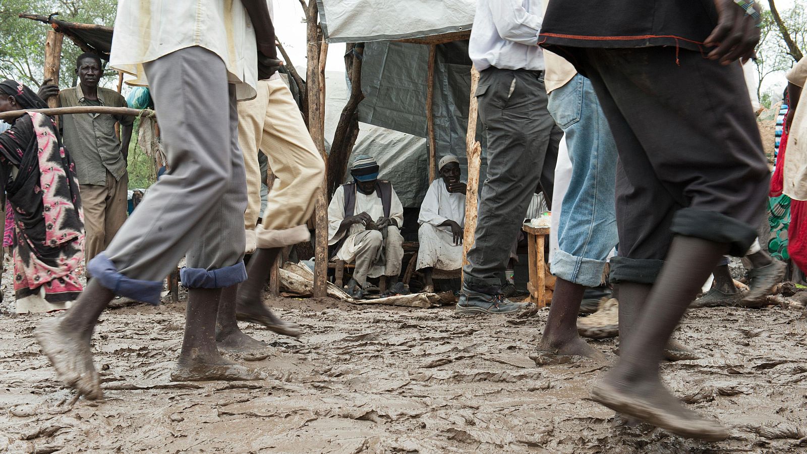 Desplazados de Sudán del Sur caminando sobre el barro.