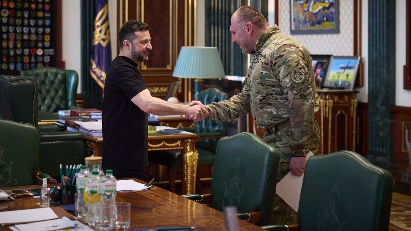El presidente ucraniano, Voldymir Zelensky, felicita al jefe del Servicio de Seguridad (SSU), Vayl Malyuk, por la Operación Teleraña