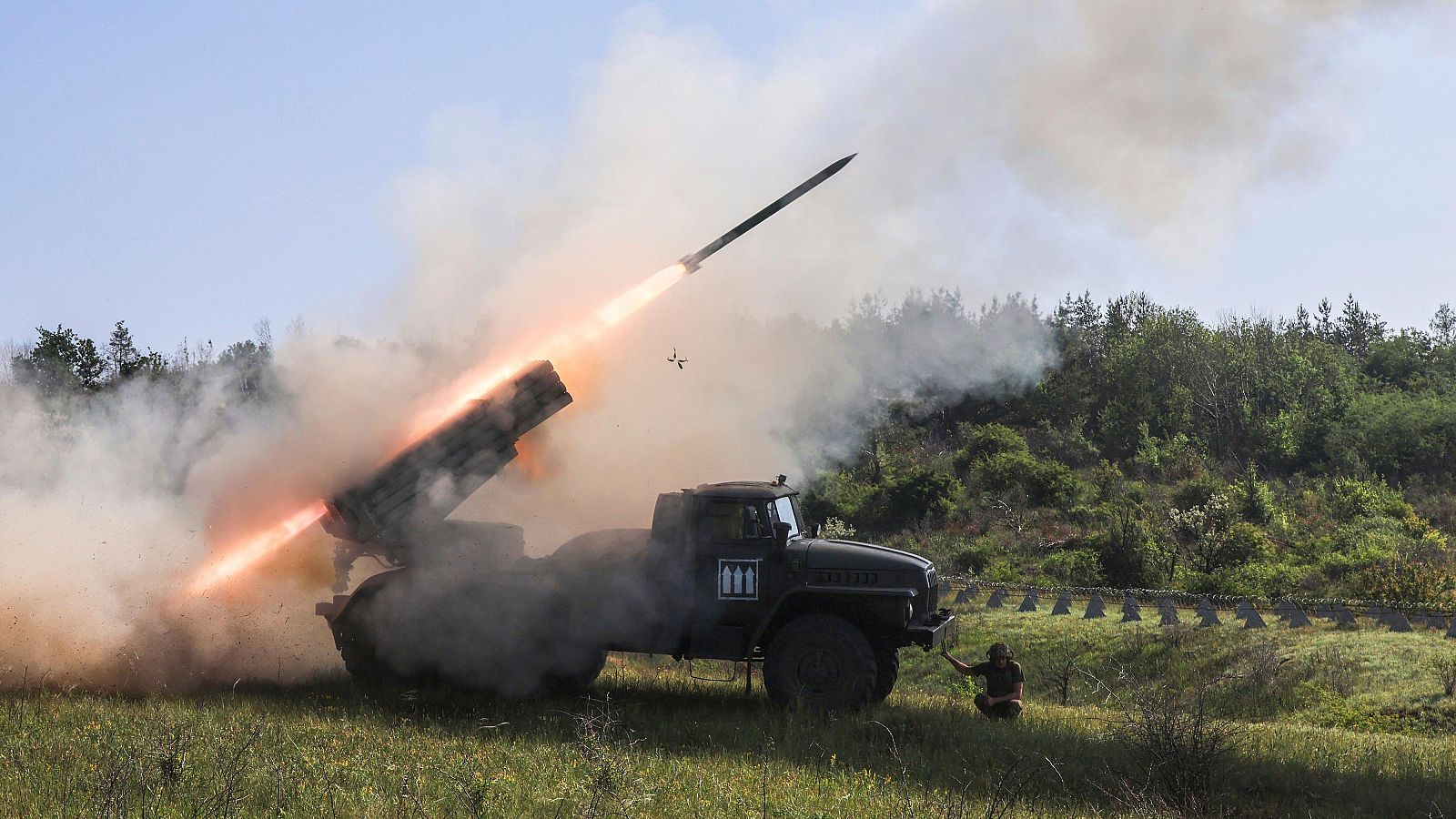 Soldados ucranianos de la 30.ª Brigada Mecanizada Príncipe Konstanty Ostrogski disparan un misil desde un lanzacohetes múltiple BM-21 Grad