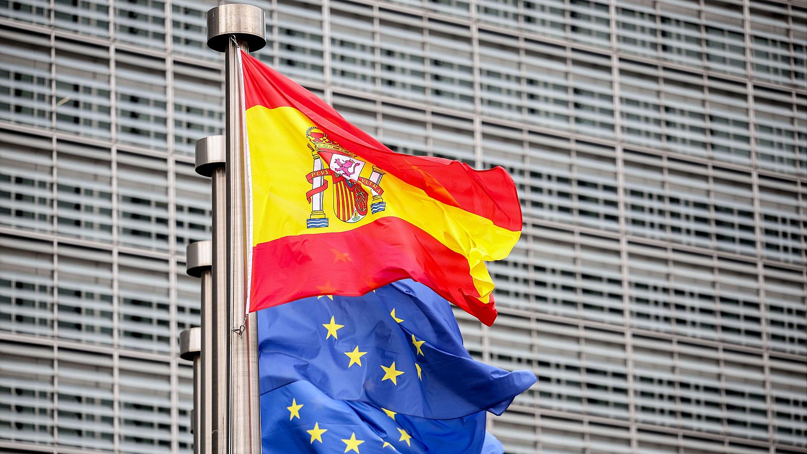 Bruselas libra a España del expediente por déficit excesivo