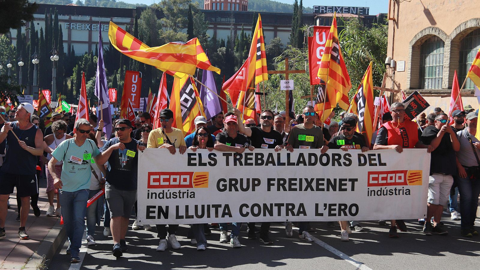 Capçalera de la manifestació contra l'ERO al grup Freixenet