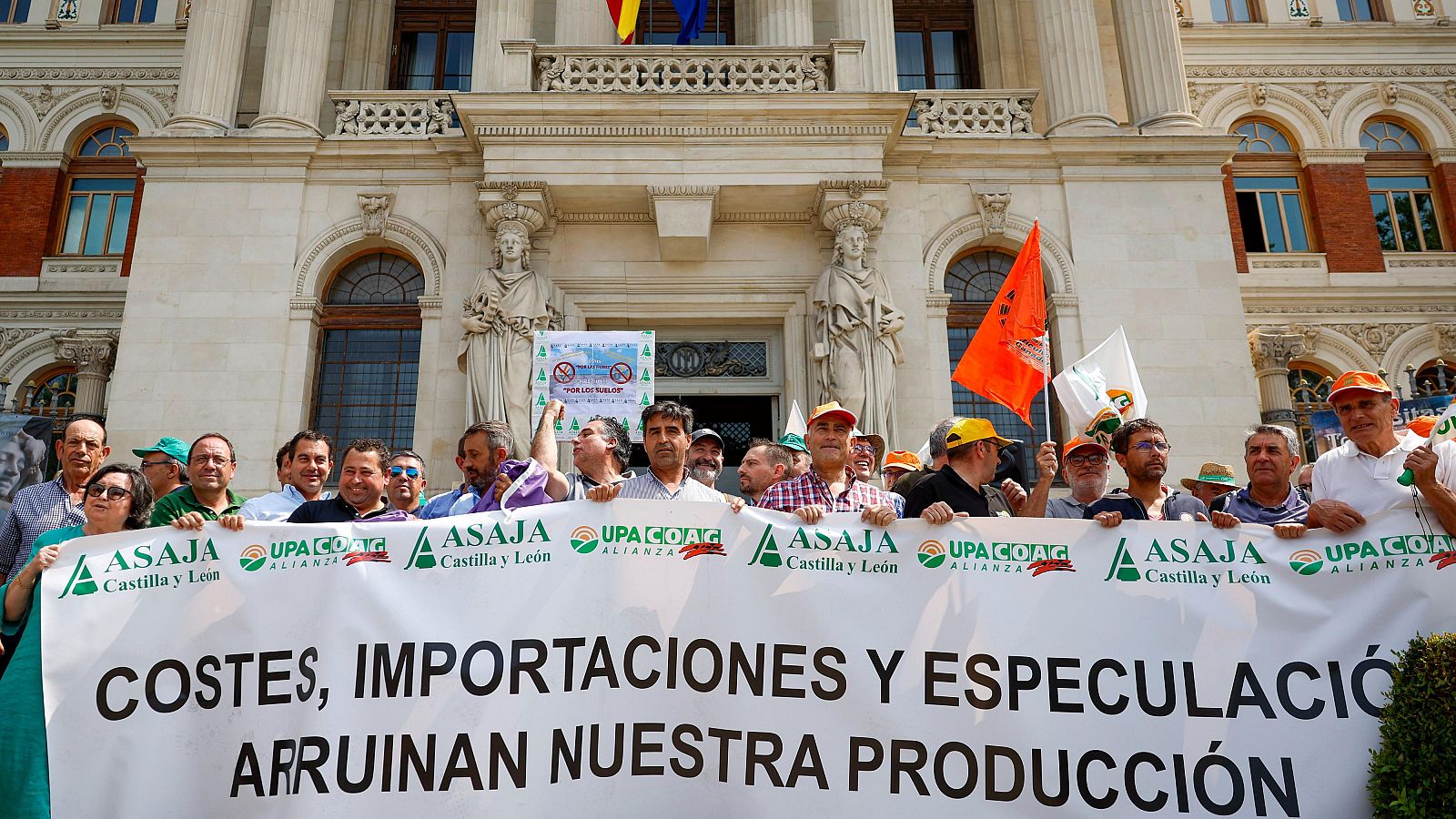 Cientos de agricultores se manifiestan para pedir ayudas al sector ante la "grave" situación por el alza de las importaciones