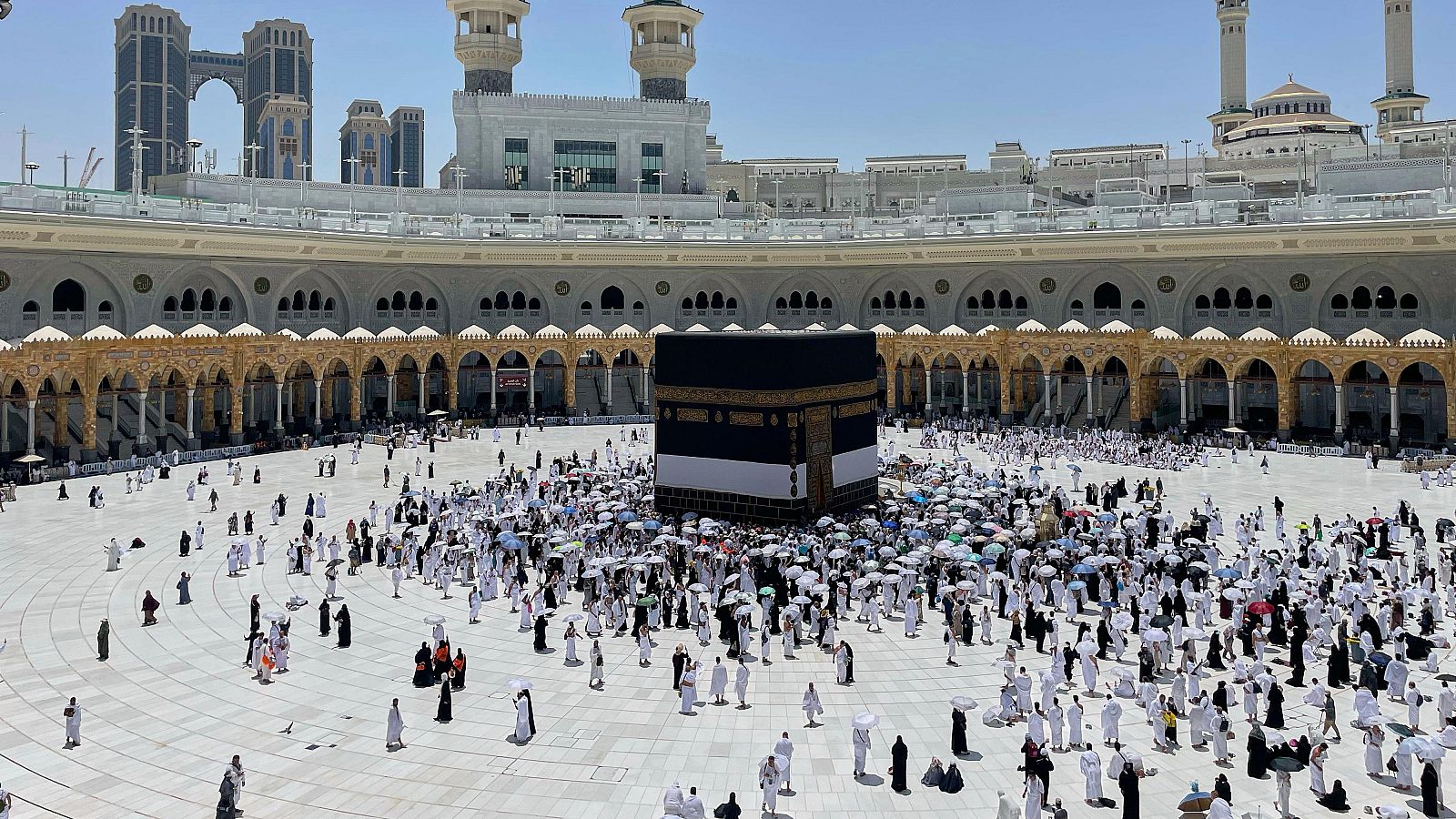 Peregrinos musulmanes adorando la famosa 'Kaaba' en Mecca, Arabia Saudí
