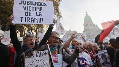 Buenos Aires se une a los jubilados y sale a la calle para protestar contra los ajustes del Gobierno de Milei
