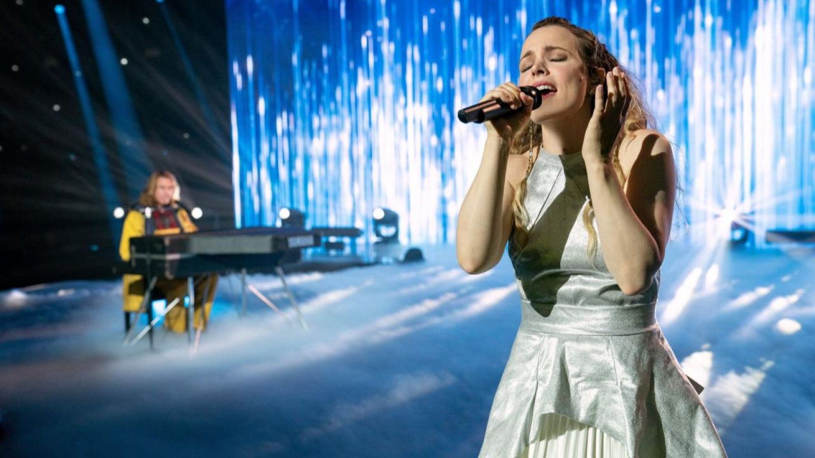 Rachel McAdams interpreta a "My Home Town" en la película