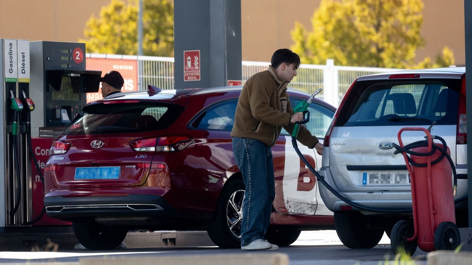 El precio de la gasolina deja de subir y el diésel retoma las caídas
