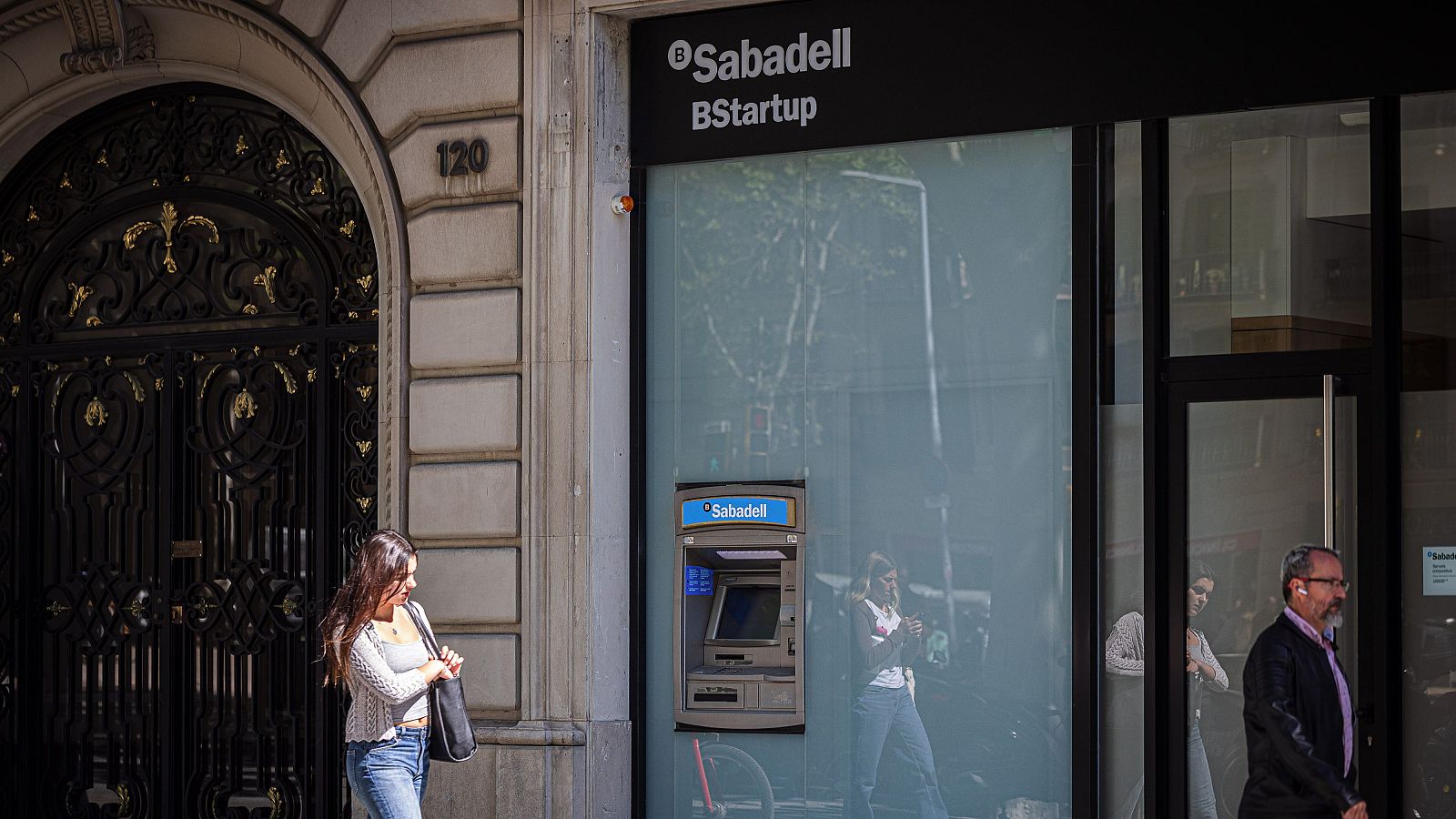 Un caixer automàtic del Banc Sabadell