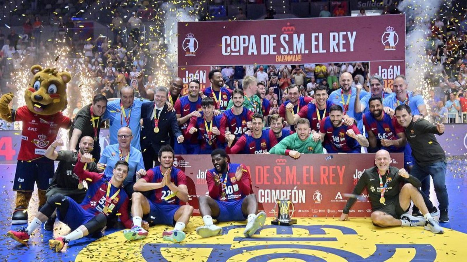 Los jugadores del Barça de balonmano celebran la Copa del Rey de 2024