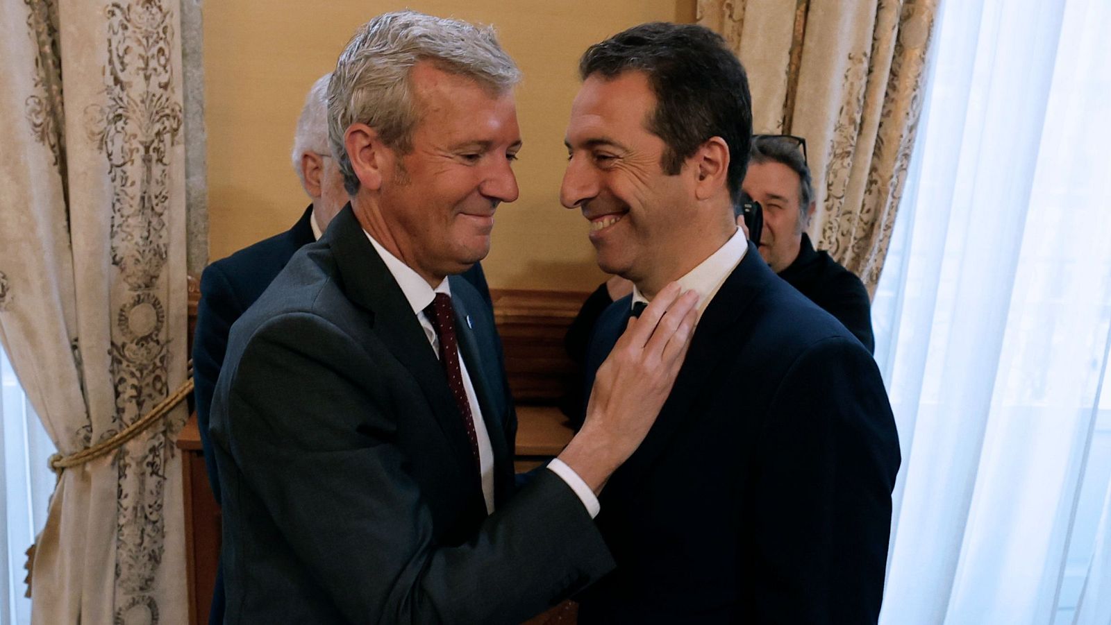 El presidente gallego, Alfonso Rueda, junto con el ya exconsejero del Mar Alfonso Villares en la toma de posesión de su sucesora, Marta Villaverde