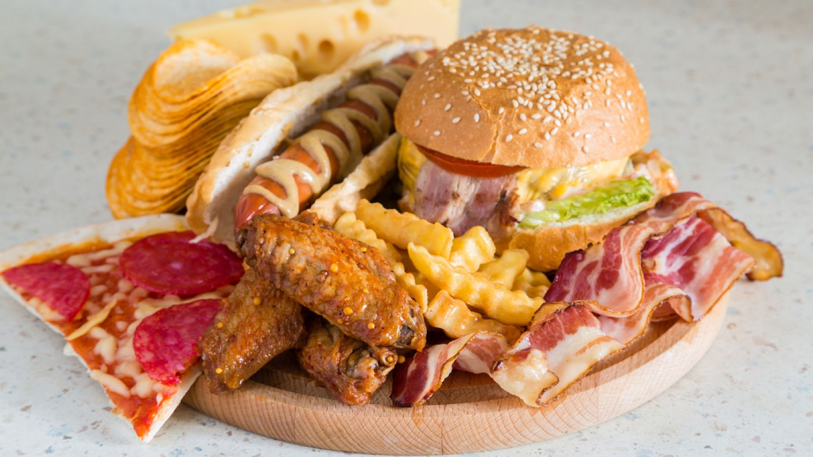 Diversas investigaciones relacionan las dietas altas en grasas con muchos tipos de cáncer y los índices de muerte por esta enfermedad.