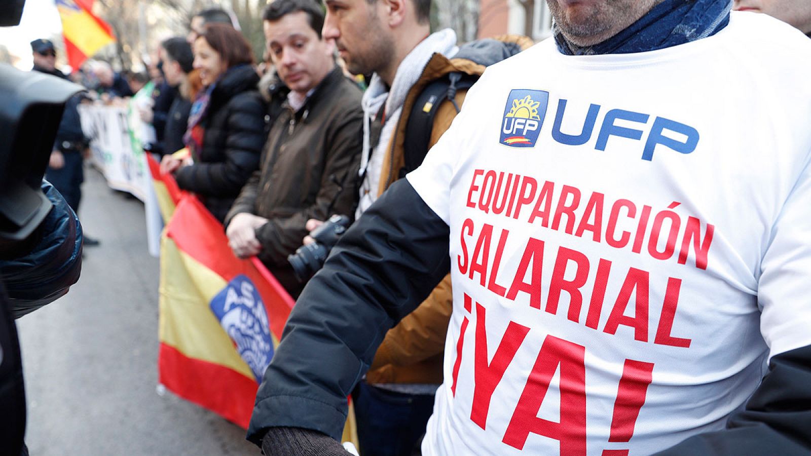 Interior ofrece a policías y guardias civiles equiparar sus sueldos a los de los Mossos en tres años