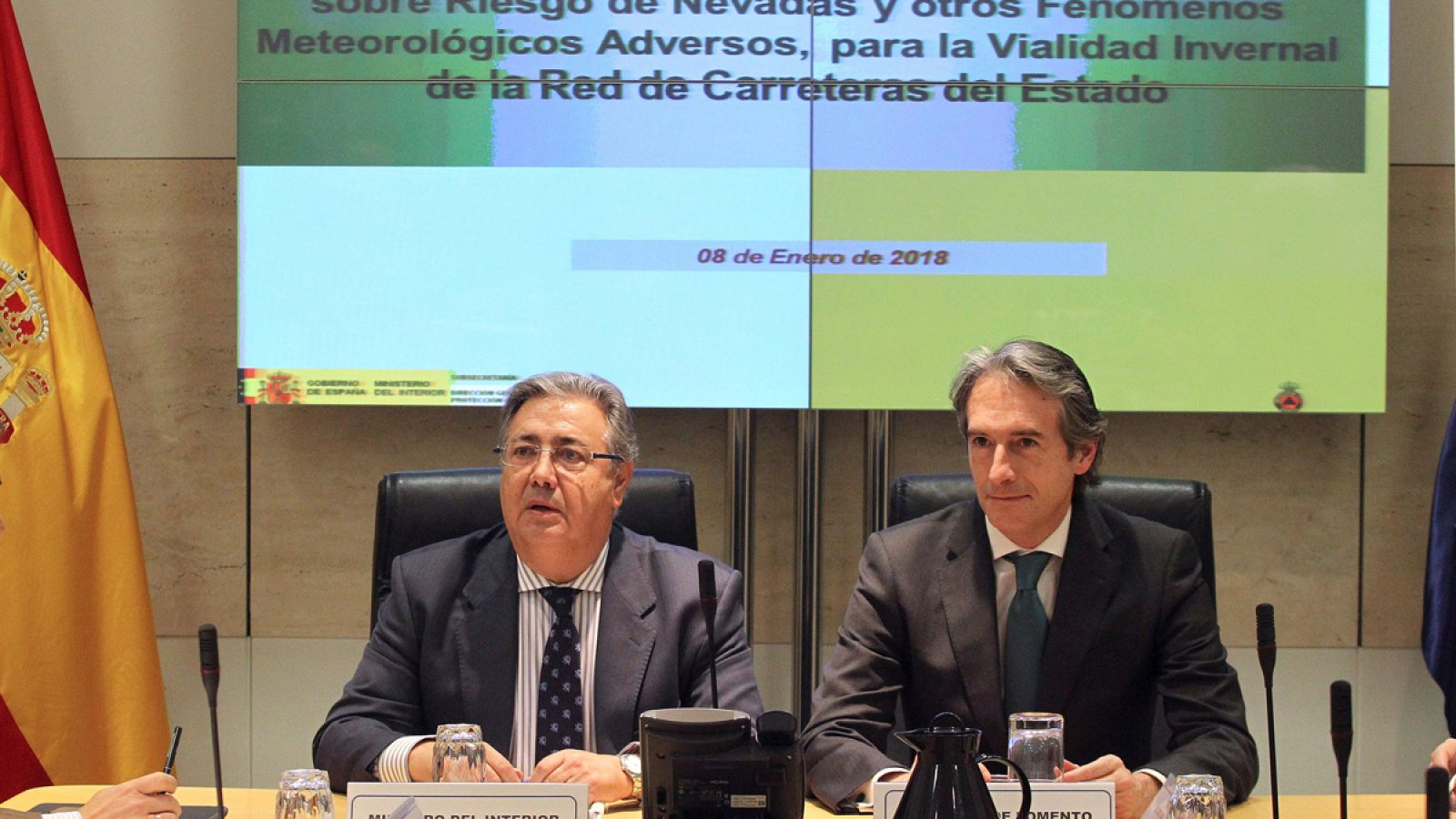 Los ministros de Interior, Juan Ignacio Zoido (i) y Fomento, Iñigo de la Serna.