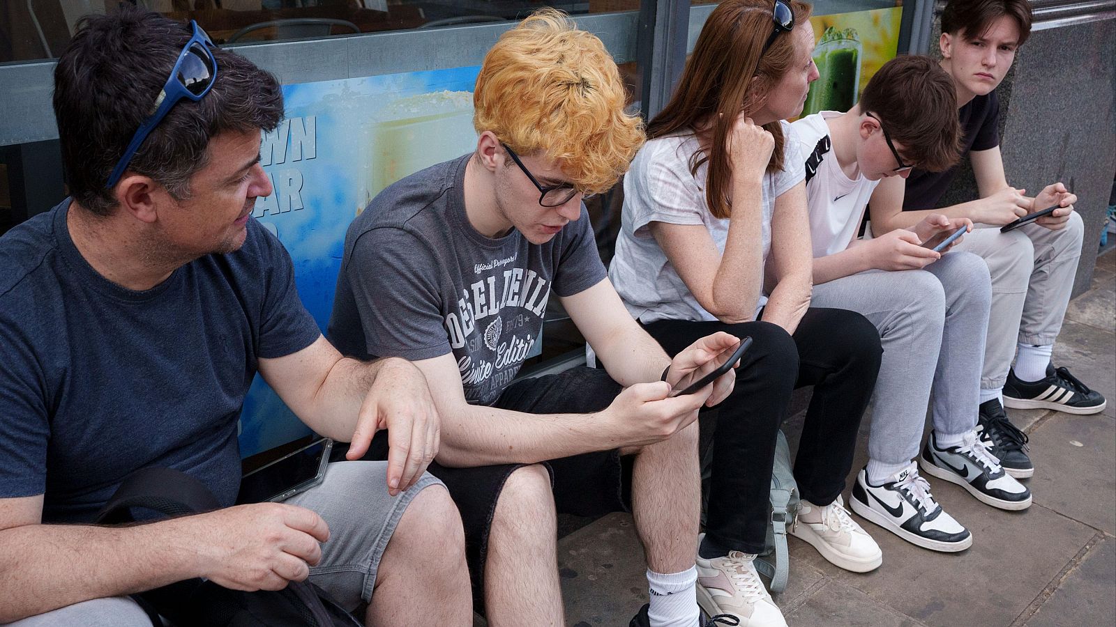 Jóvenes utilizando el teléfono móvil