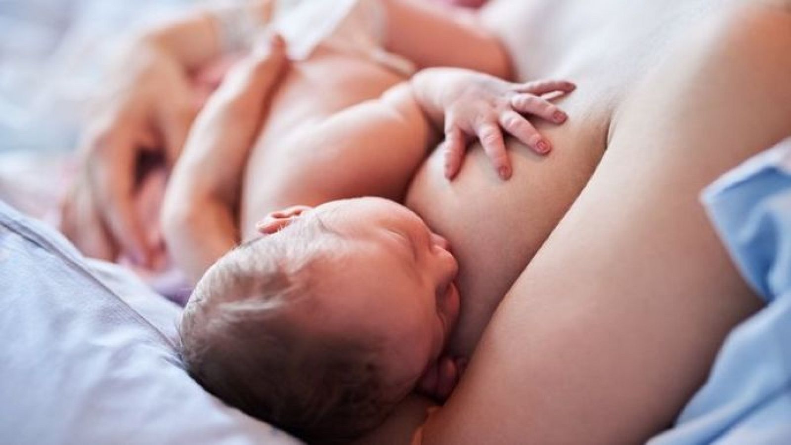 La lactància materna: instintiva per als nadons, però no per a les mares