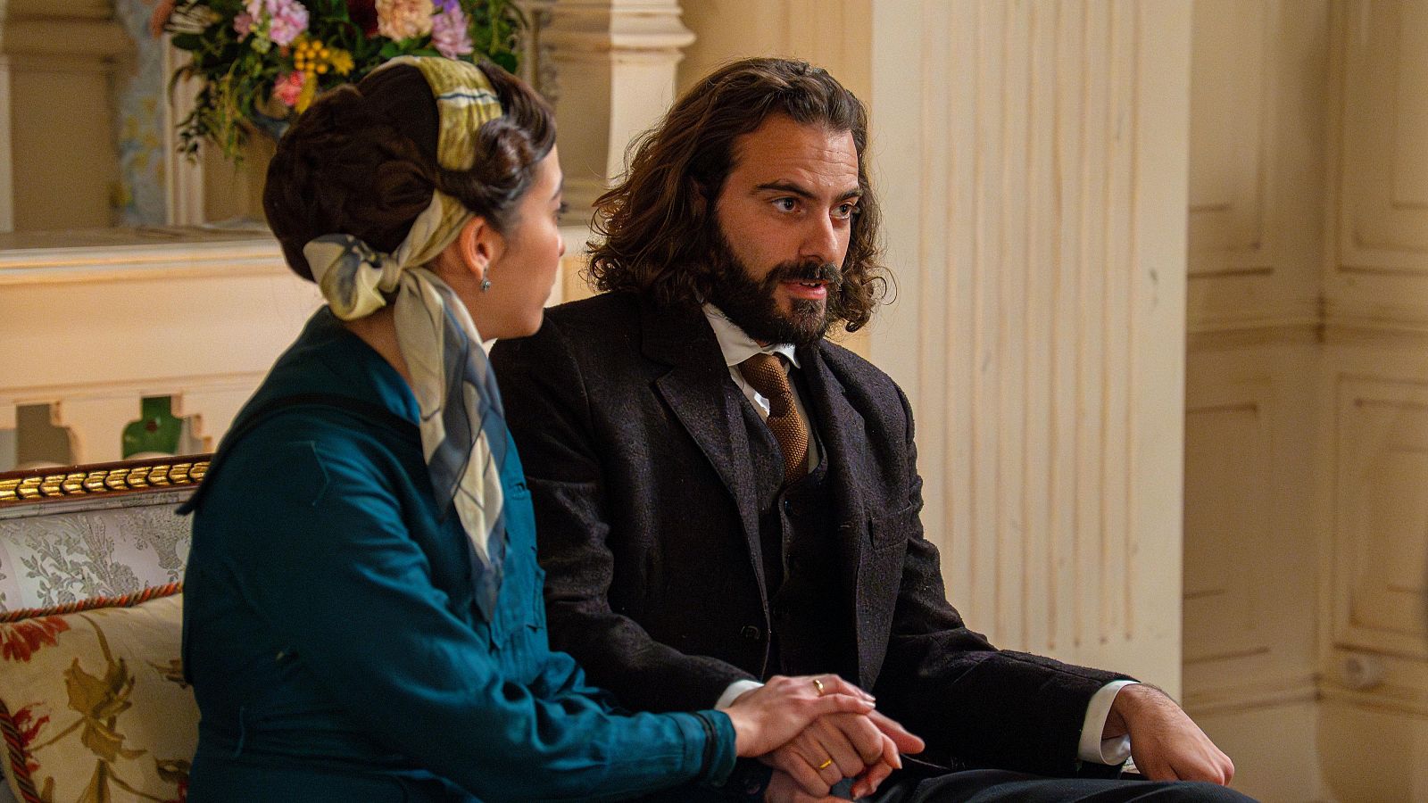 La Promesa: El regalo de Lisandro desconcierta a Catalina y Adriano