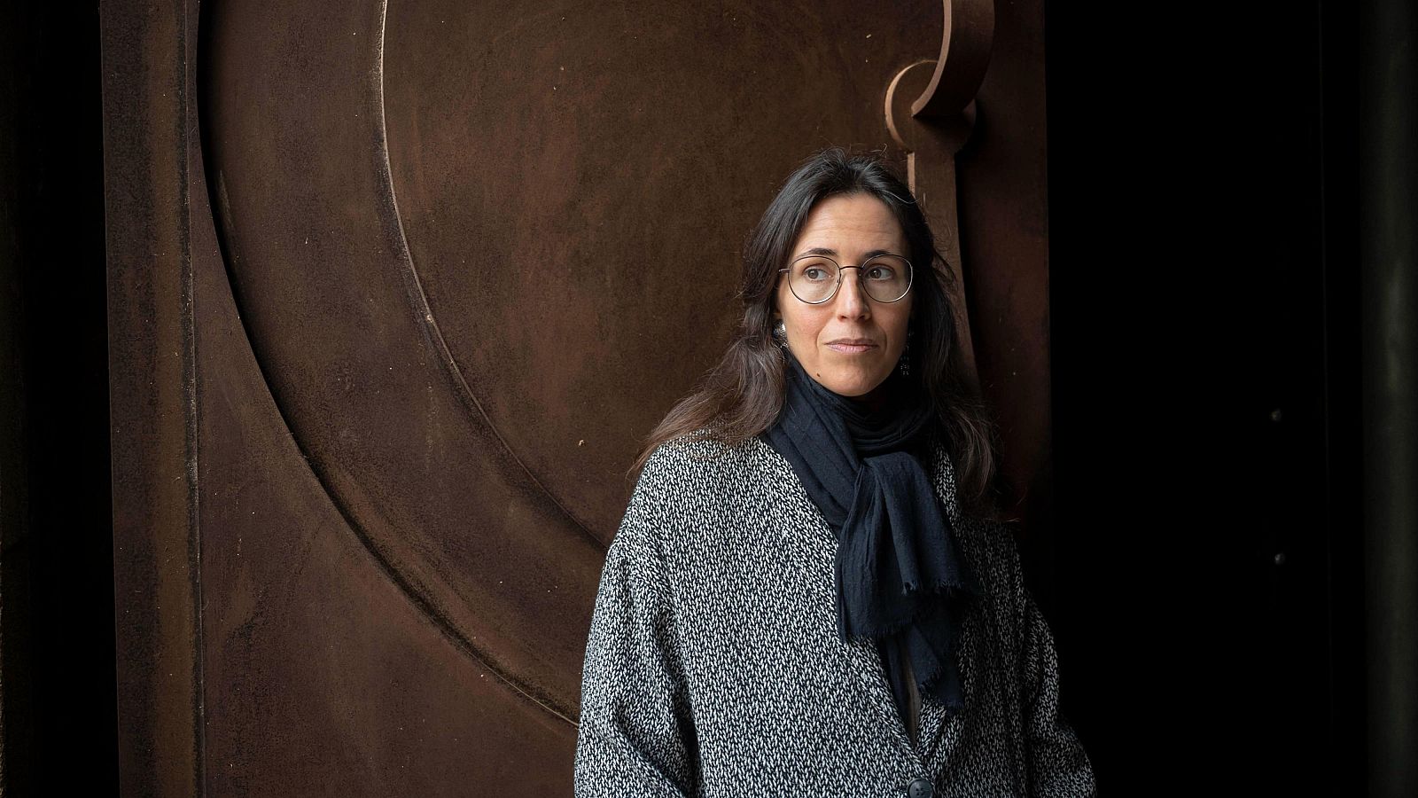 Eva Baltasar davant un fons marró