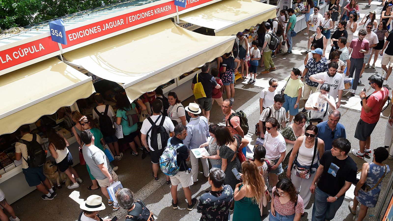 Personas pasean por la Feria del Libro de Madrid