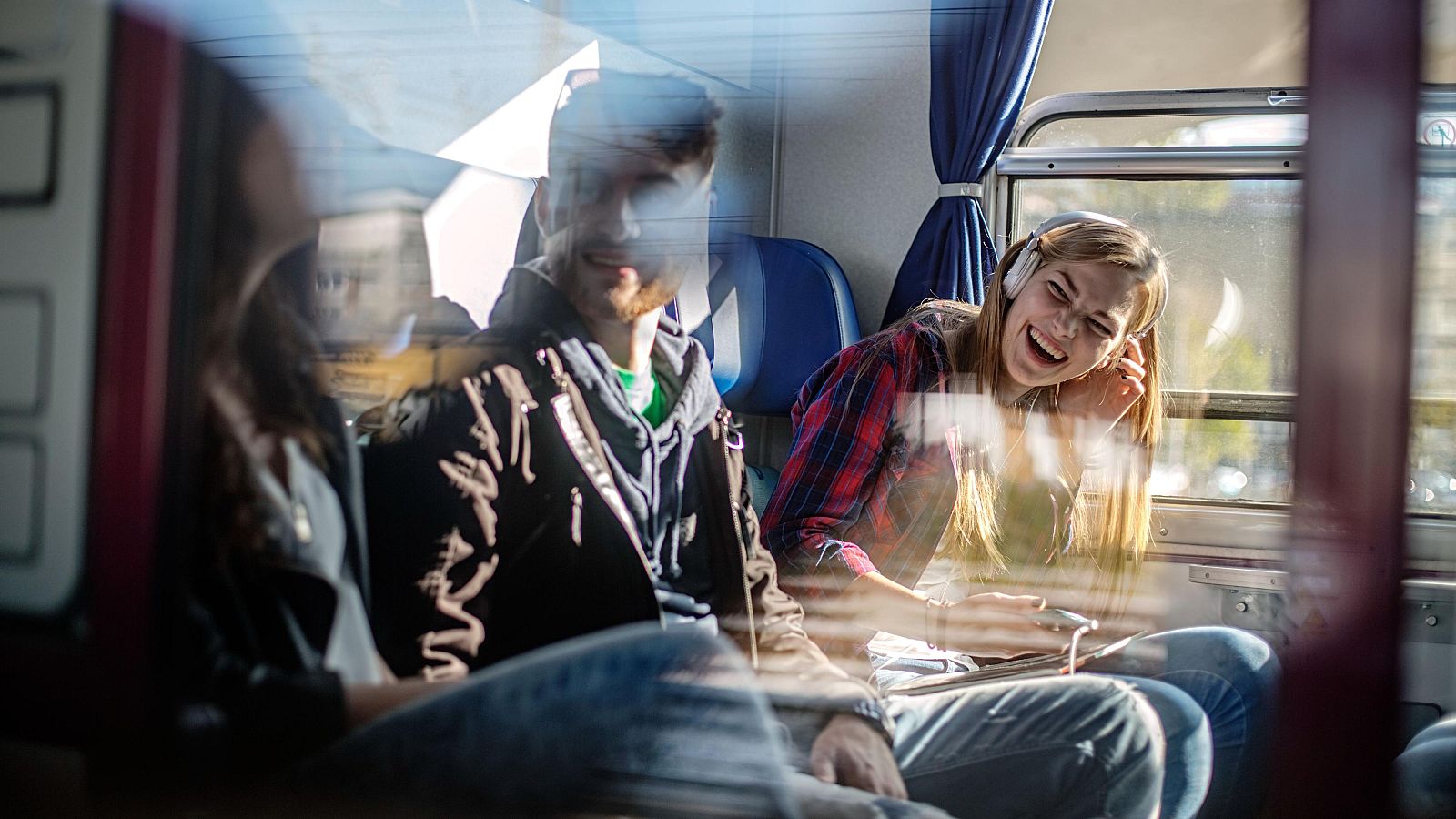 El Gobierno aprobará el martes el programa Verano Joven 2025 con descuentos para viajar en tren y autobús