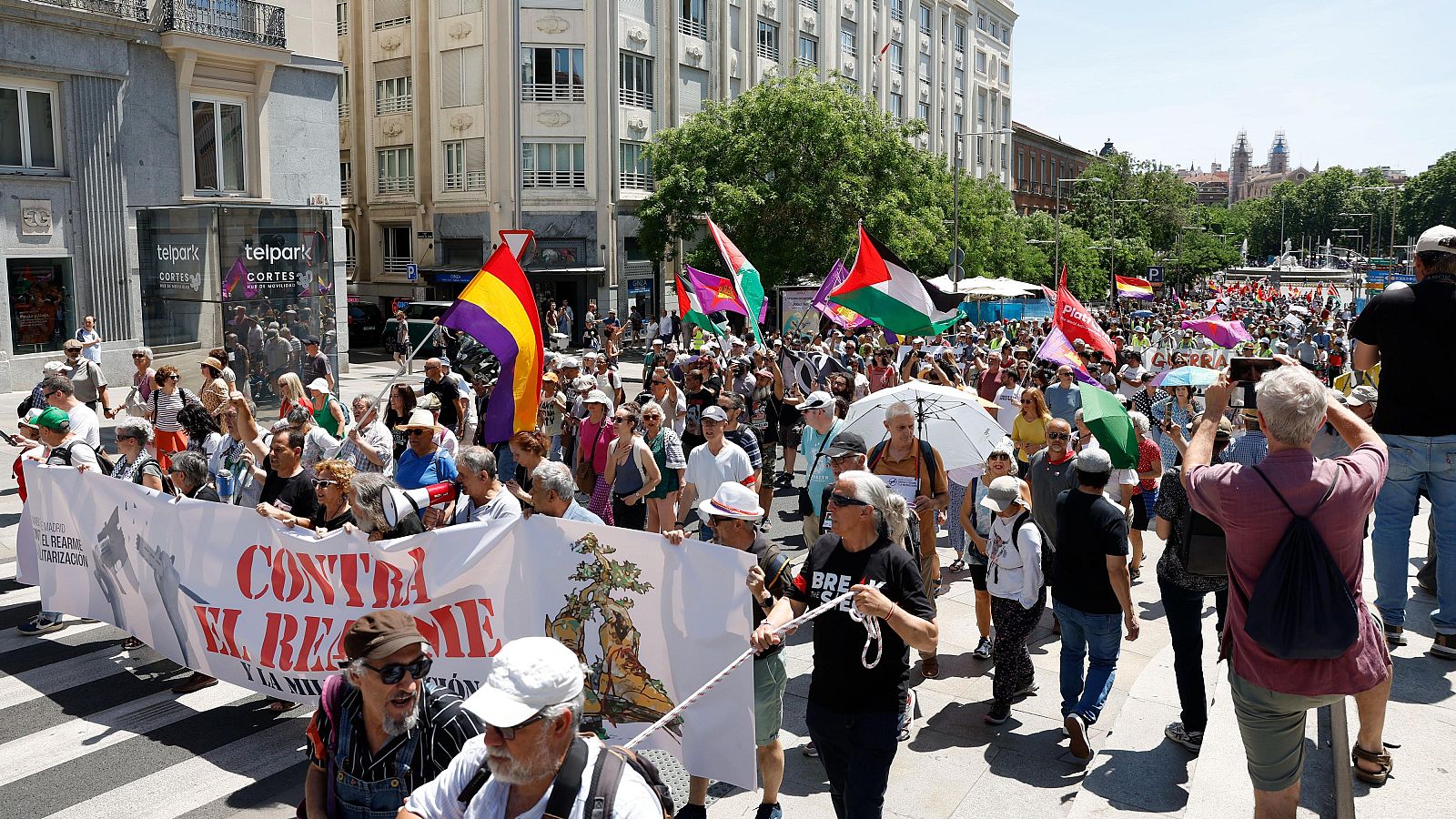 Cientos de manifestantes marchan en Madrid contra el rearme al grito de "No a la OTAN"