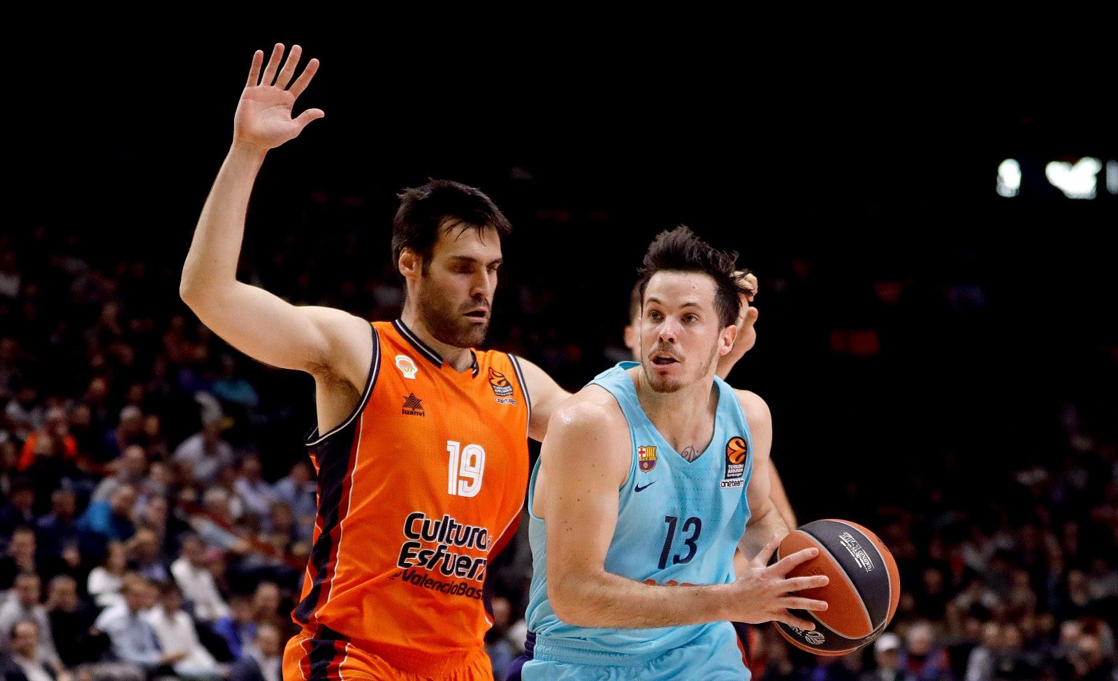 San Emeterio defiende al base francés del Barcelona, Thomas Heurtel.