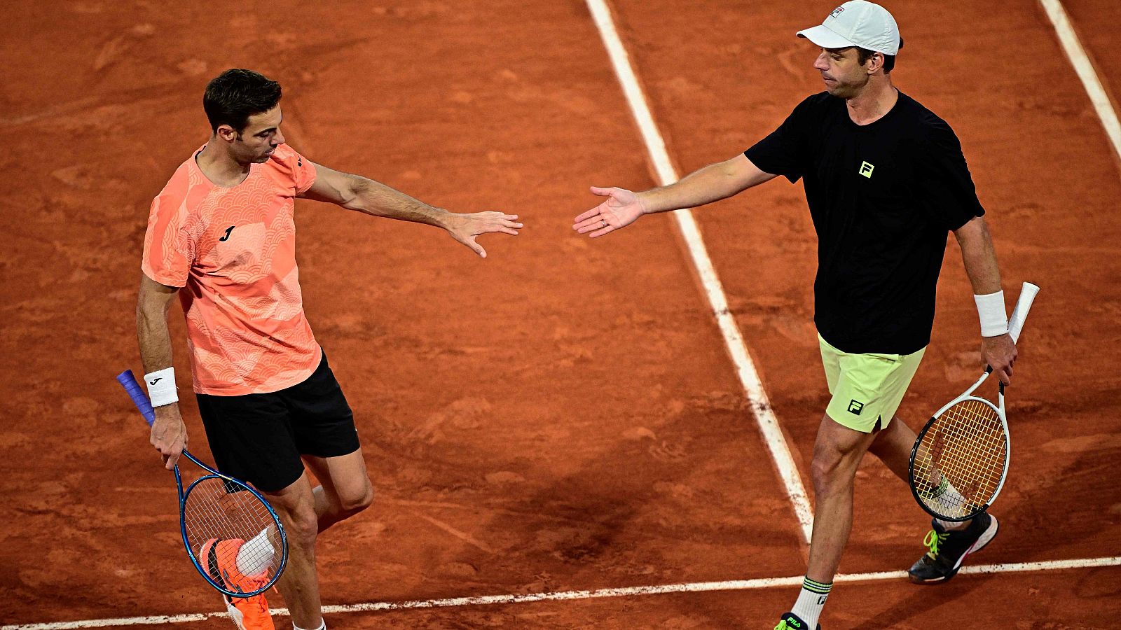 La pareja española durante el partido de la final.