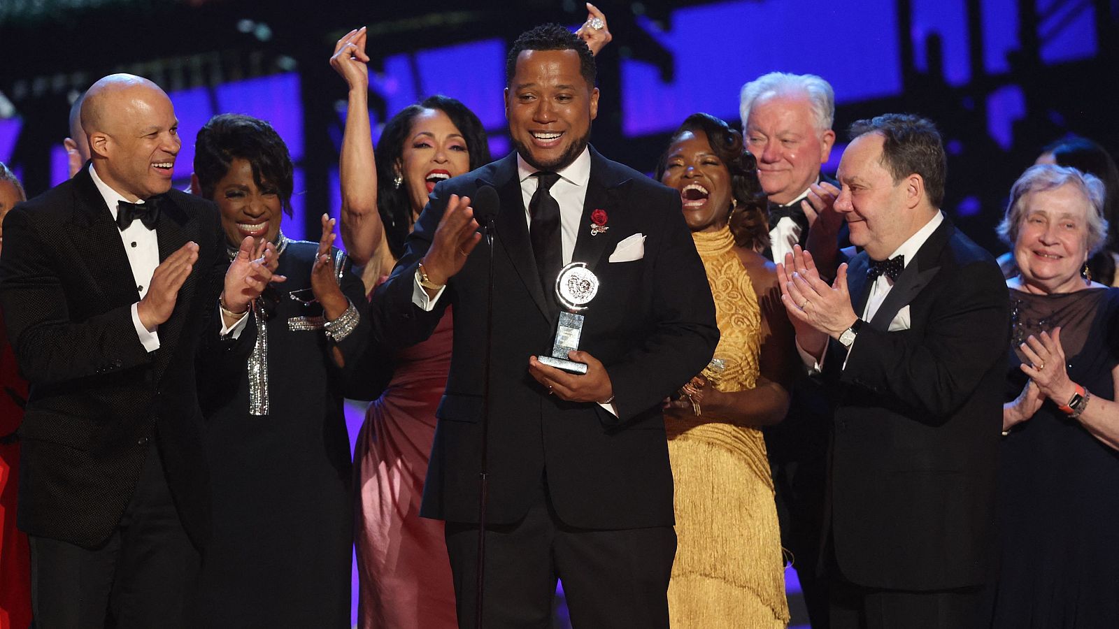 Glenn Davis, LaTanya Richardson Jackson, Branden Jacobs-Jenkins y LaChanze aceptan el premio a la Mejor Obra por "Purpose" en la 78ª edición de los Premios Tony