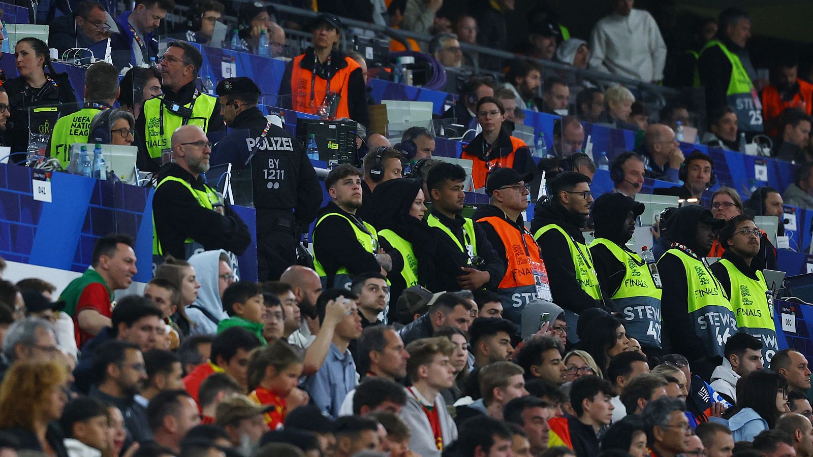 Paramédicos, policías y personal de seguridad en las gradas del estadio Allianz Arena