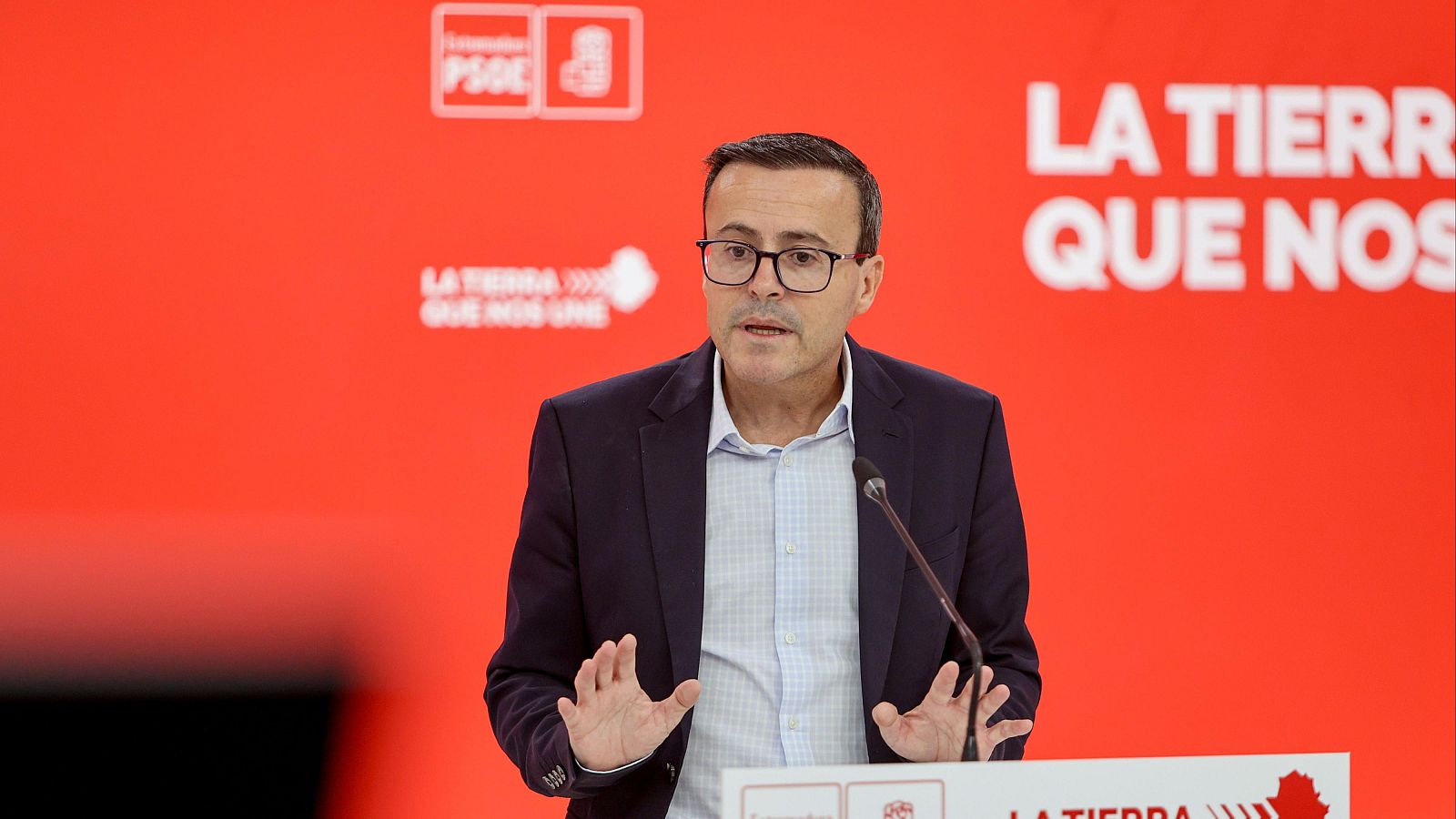 El líder del PSOE de Extremadura, Miguel Ángel Gallardo, comparece en una rueda de prensa en la sede del partido en Mérida.