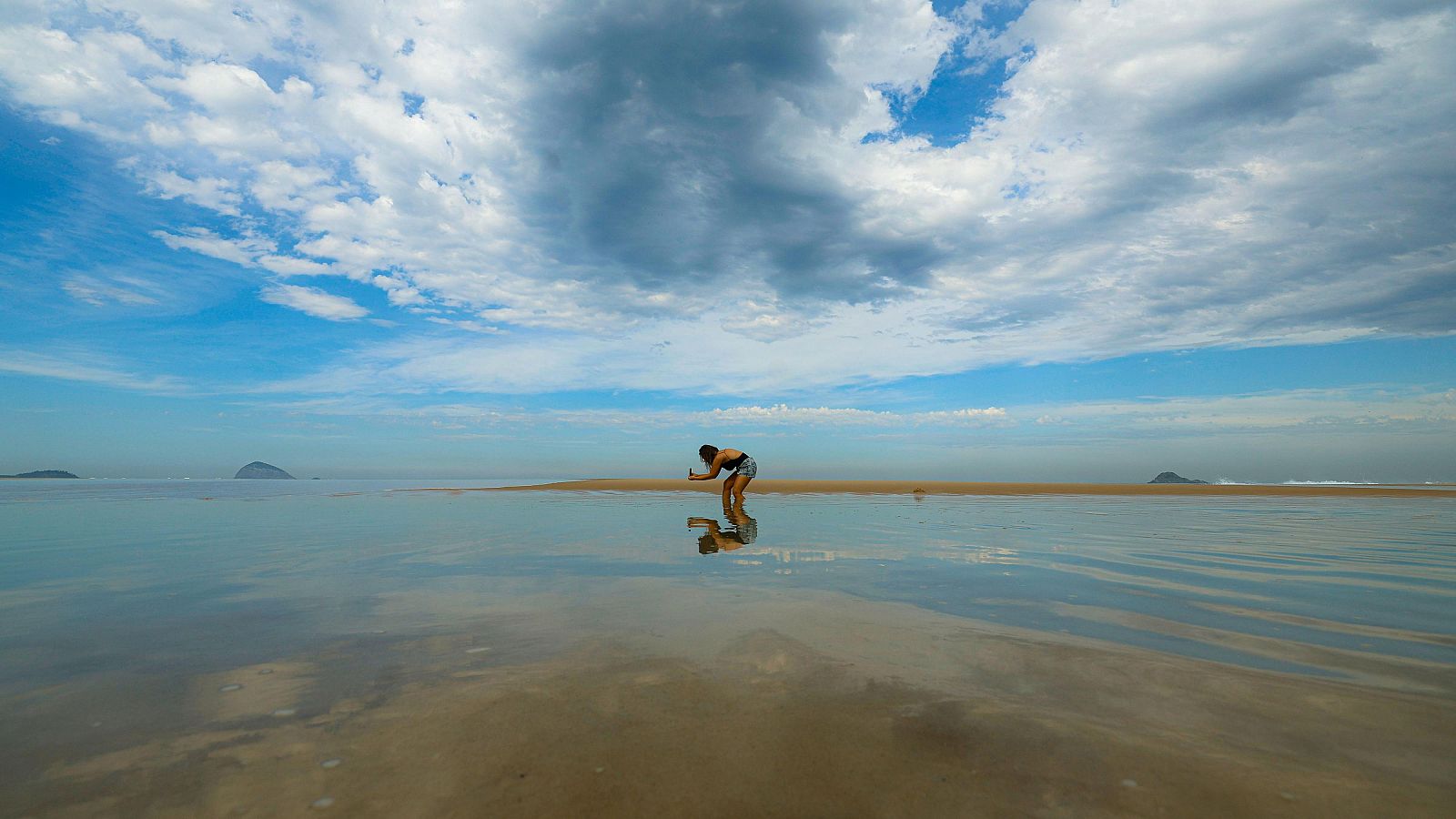 Activistas participan en el 'Abrazo a los Océanos' en Brasil para celebrar el Día Mundial de los Océanos