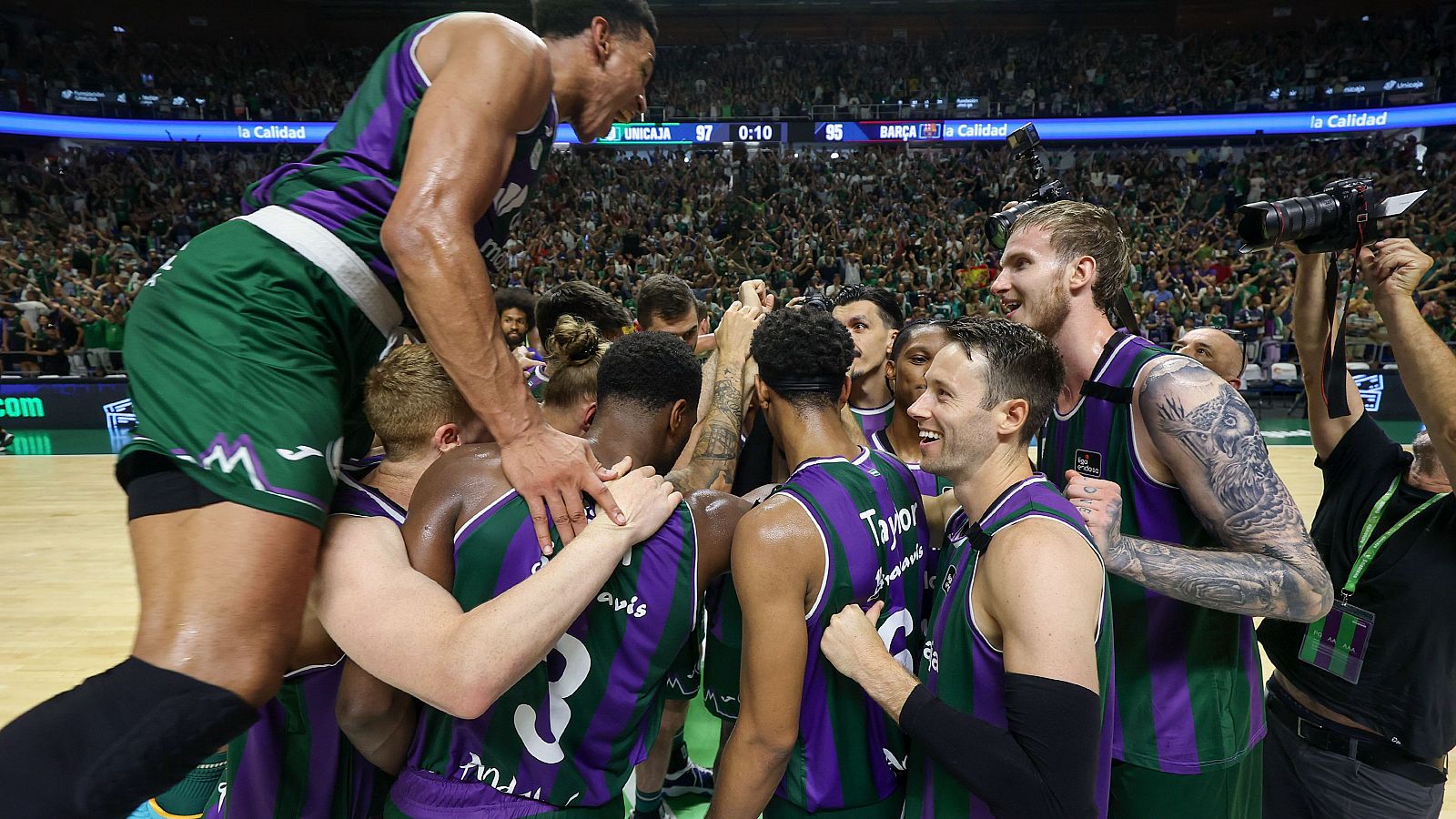 Unicaja celebrando su victoria en la prórroga ante el Barcelona.