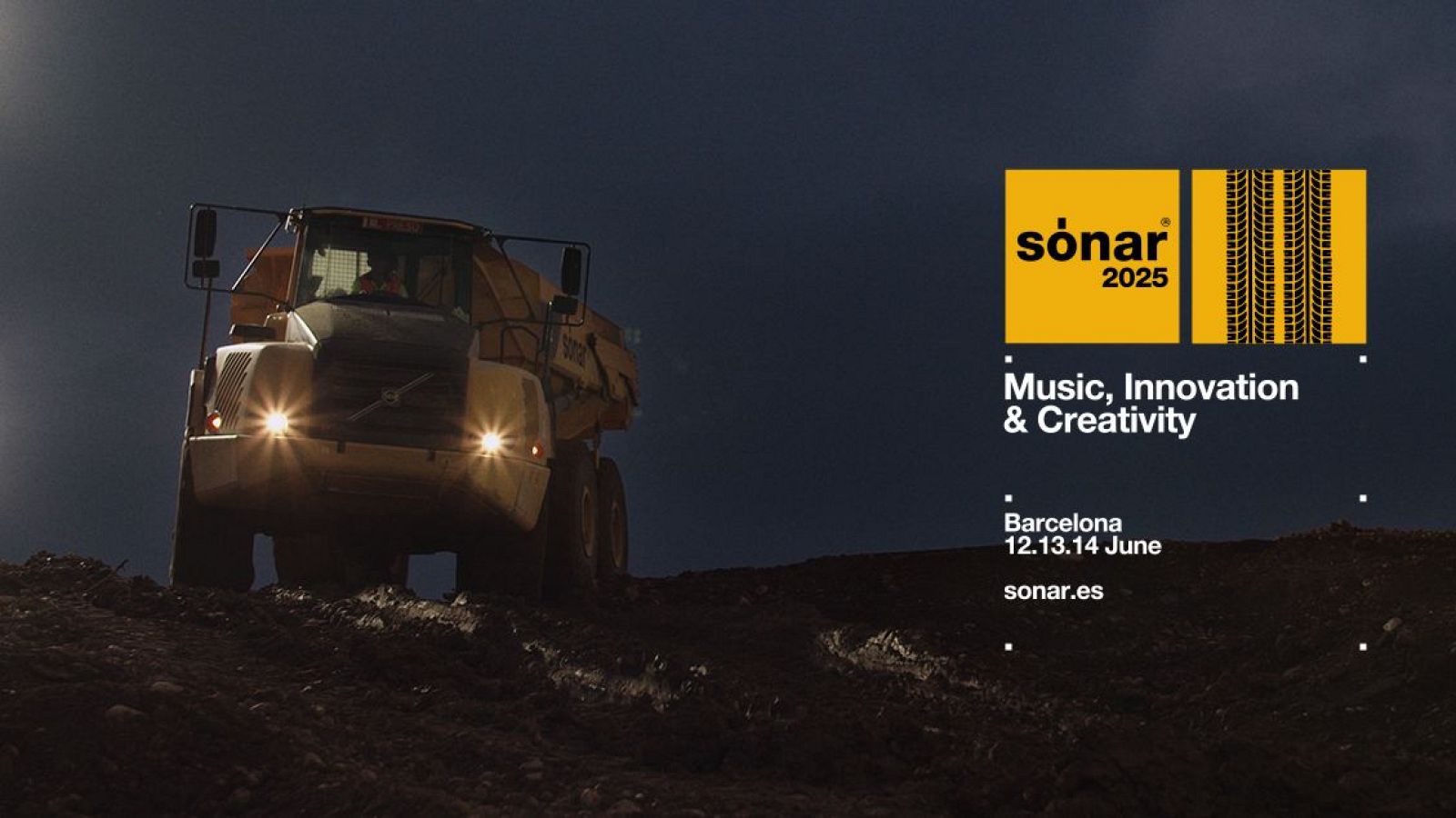 Camión volquete amarillo circulando de noche por terreno irregular.  Logo del Sónar 2025 visible con fechas y lugar del evento.