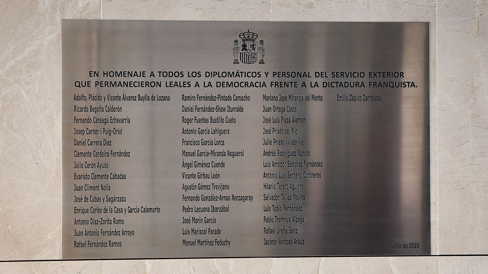 Placa en homenaje a los diplomáticos que permanecieron leales a la democracia frente a la dictadura franquista