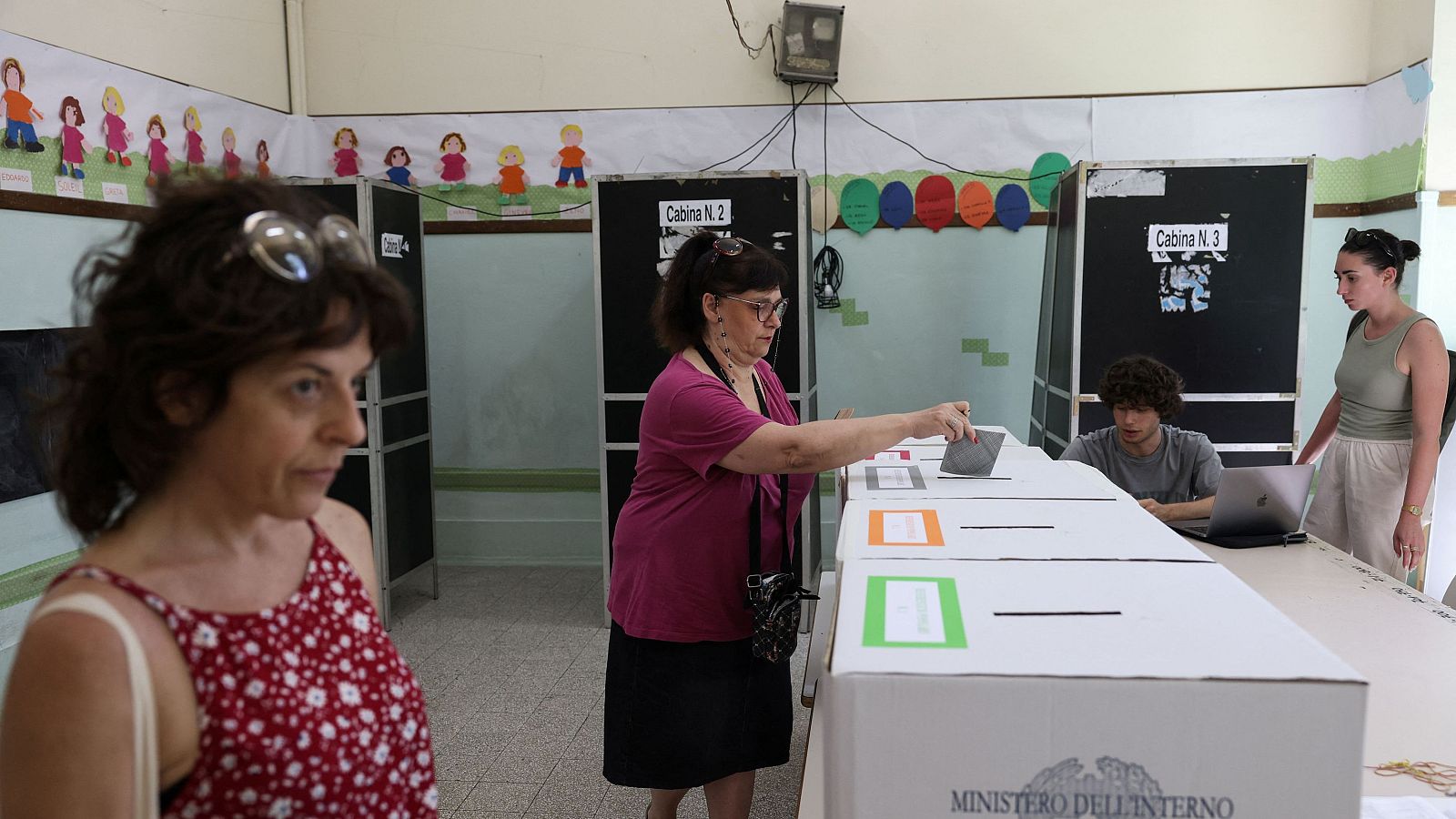 Ciudadanas italianas durante la votación popular este domingo
