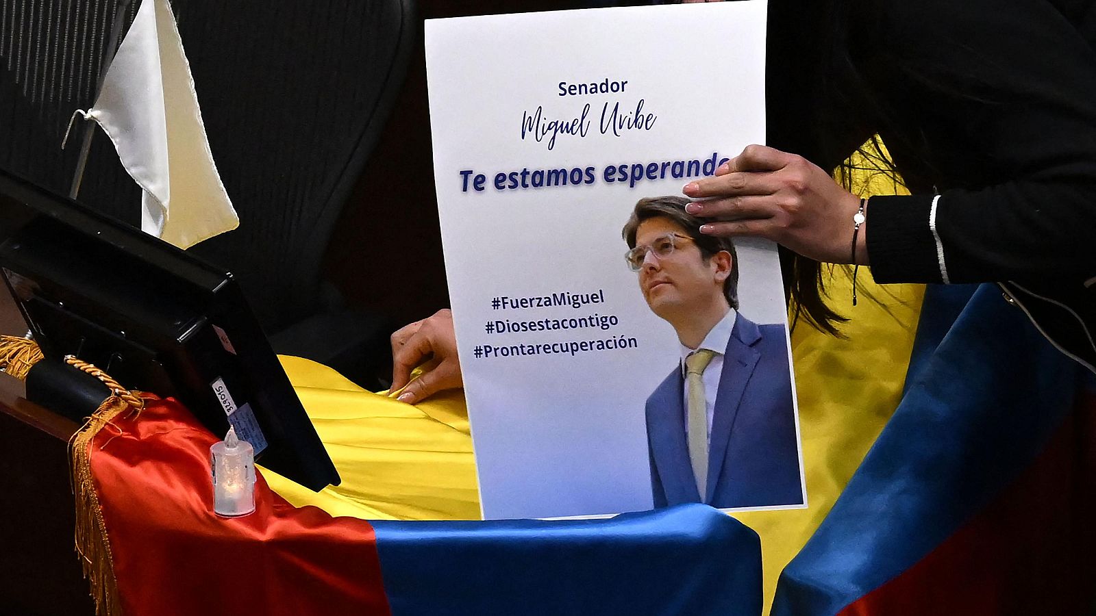 Legisladores colocan una foto del senador colombiano Miguel Uribe con la frase "Te estamos esperando" sobre su escaño en el Congreso en Bogotá