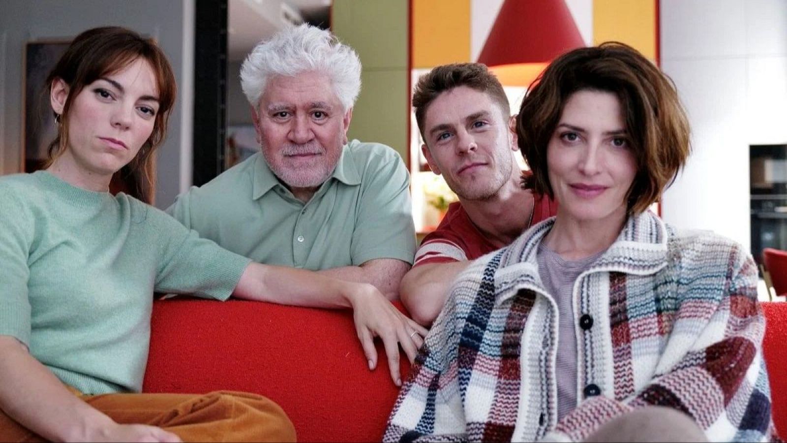 Victoria Luengo, Pedro Almodóvar, Patrick Criado y Bárbara Lennie en el rodaje de 'Amarga Navidad' Fotografía: IGLESIAS MAS