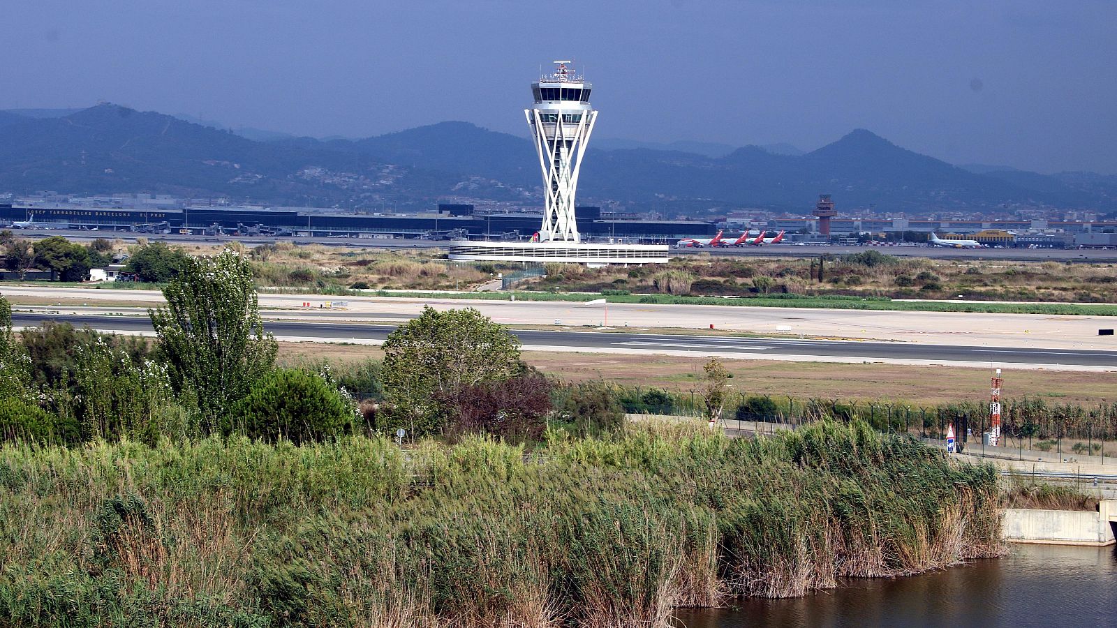 Imatge aèria de la torre de control i la tercera pista de l'aeroport del Prat