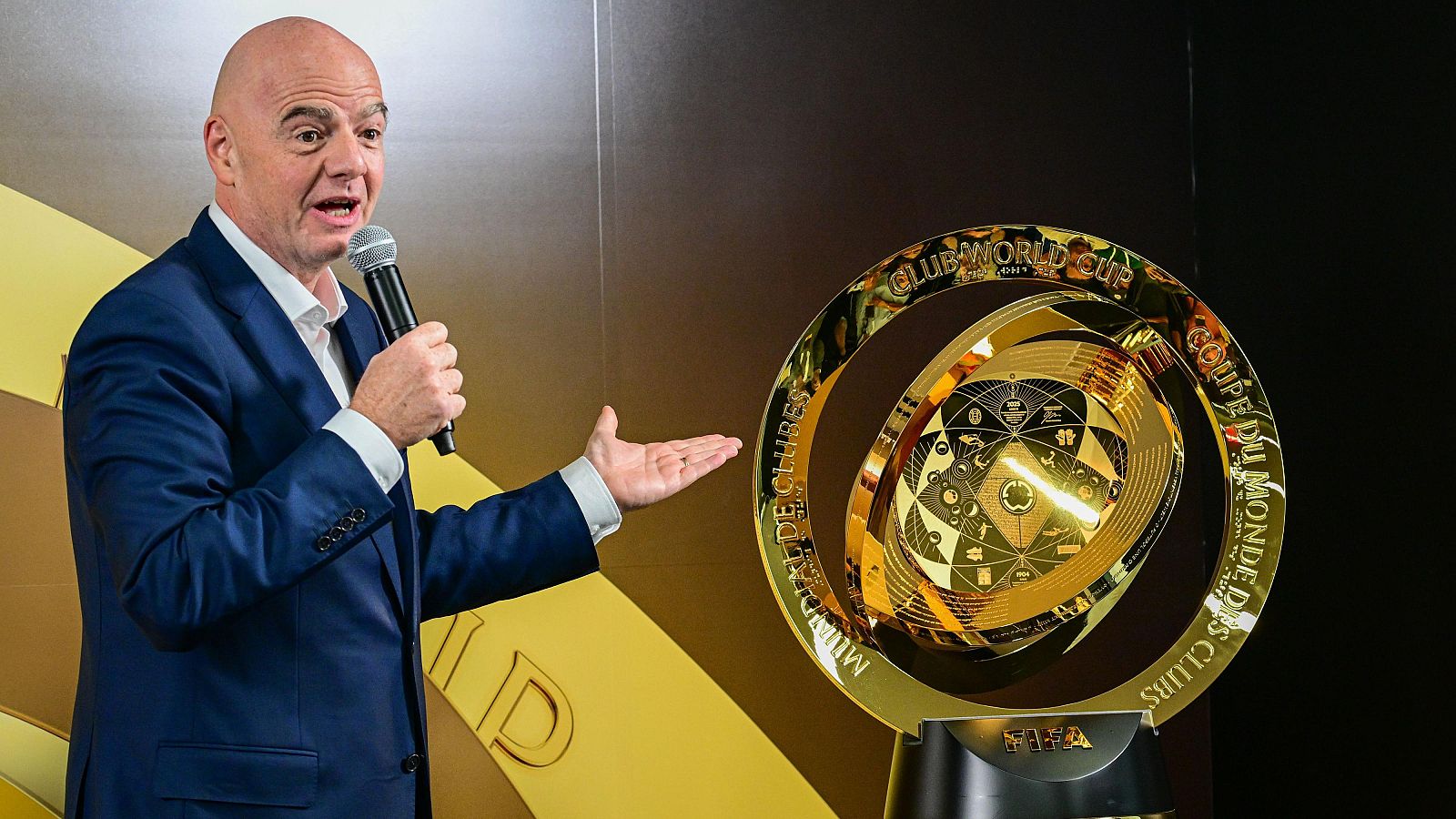 El presidente de la FIFA, Gianni Infantino, posa junto al trofeo del Mundial de Clubes.