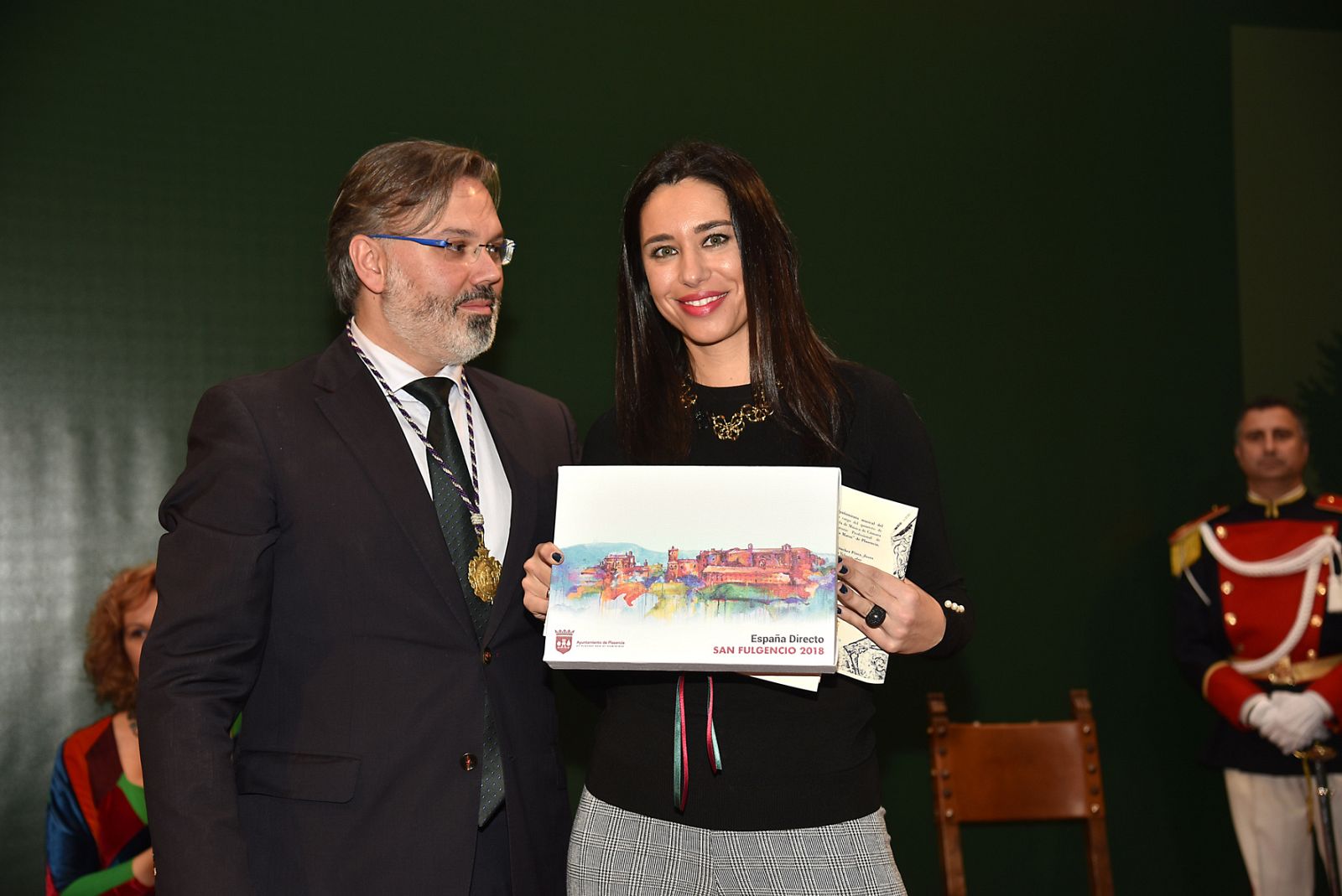 La reportera del programa Arancha Bello ha sido la encargada de recoger el galardón a 'España Directo'