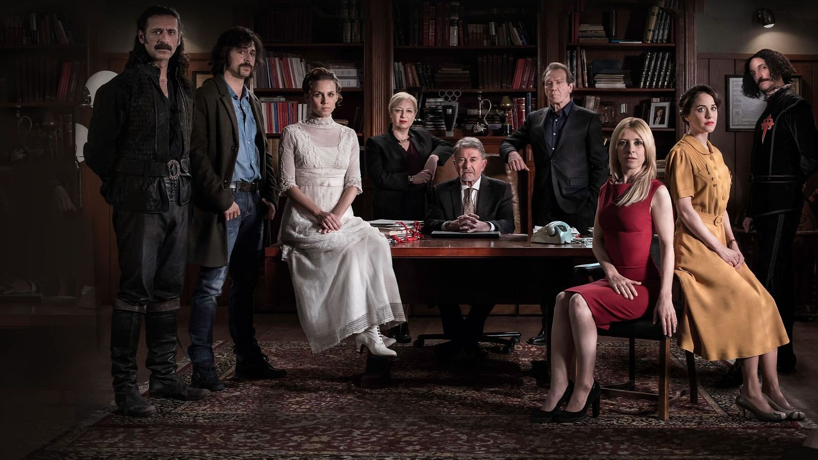 Reparto de "El Ministerio del Tiempo" en una escena ambientada en una biblioteca, con vestuario de diversas épocas históricas.  Promoción de la cuarta temporada.
