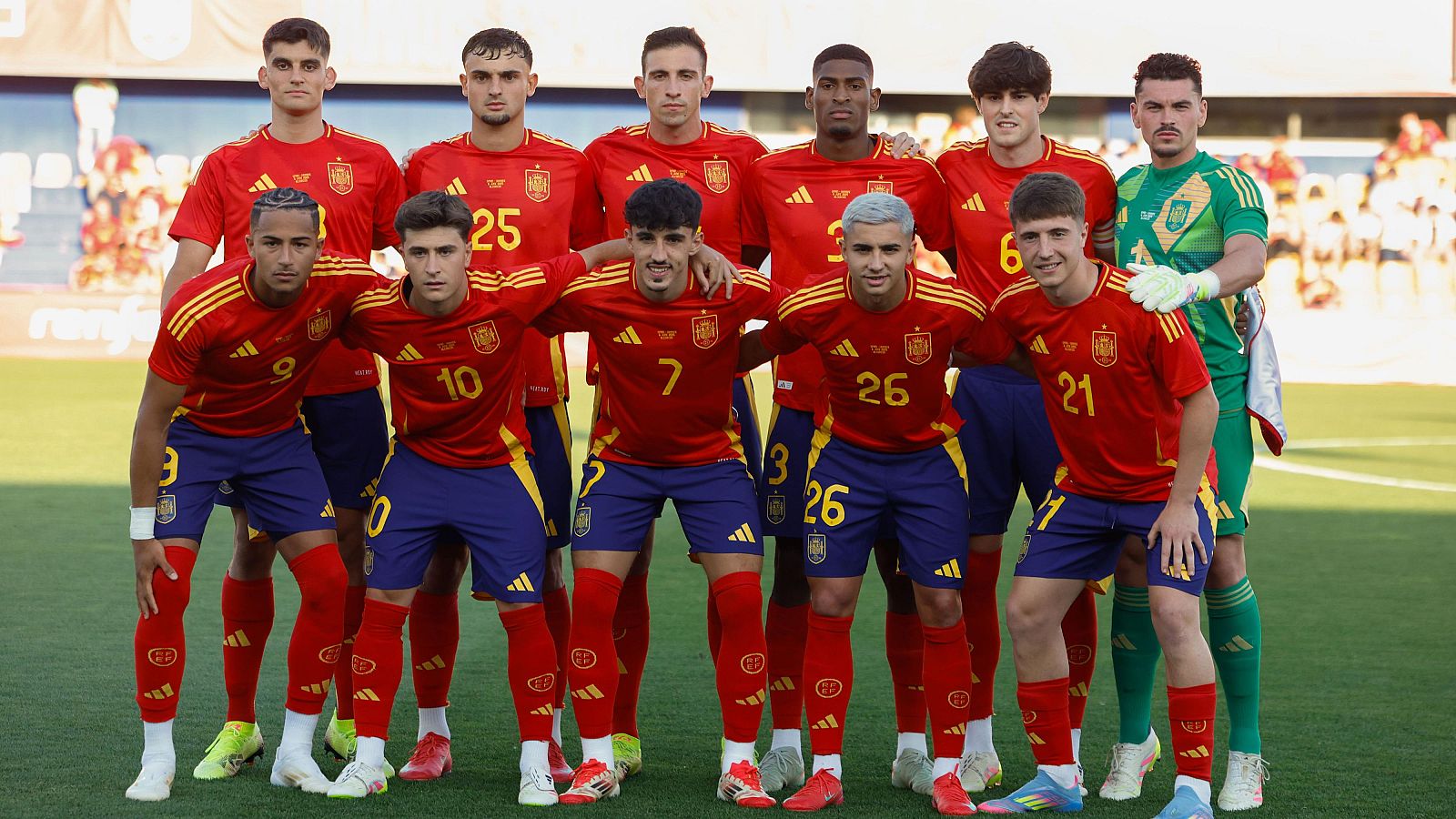 Los jugadores de la selección española sub 21 posan antes del partido amistoso ante Ucrania preparatorio para el Europeo 2025