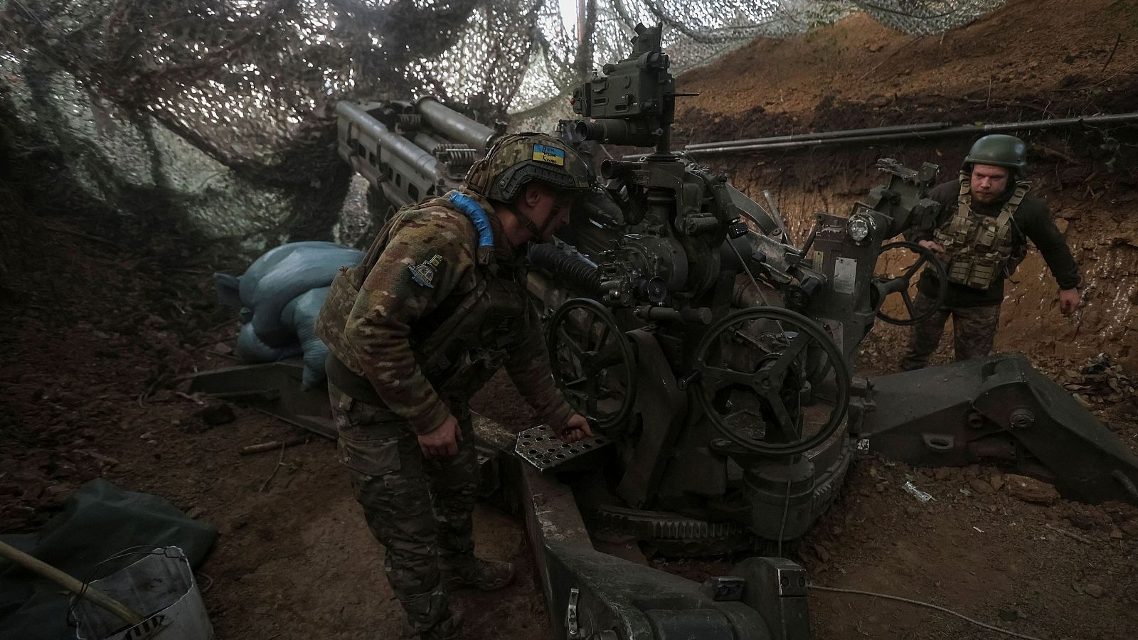 Soldados ucranianos de la 148.ª Brigada de Artillería Separada de Zhitomir se preparan para disparar un obús M777