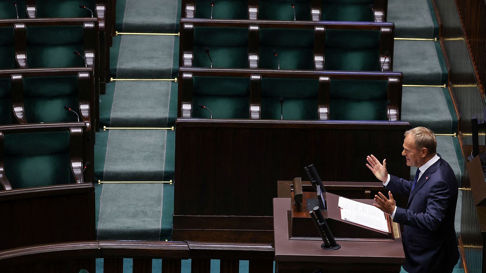 Tusk habla en el Parlamento antes de la moción de confianza ante los escaños vacíos del PiS