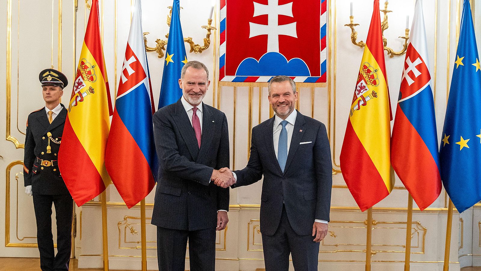 El rey Felipe VI junto al presidente de Eslovaquia, Peter Pellegrini