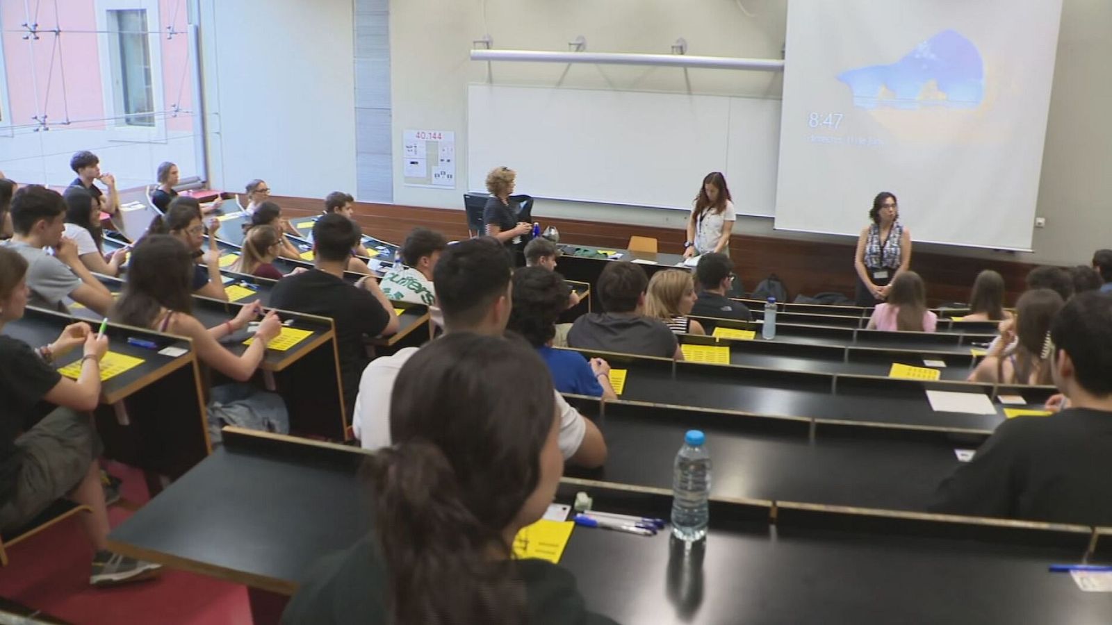 Alumnes esperant per començar l'examen de Llengua Castellana i Literatura a la UPF