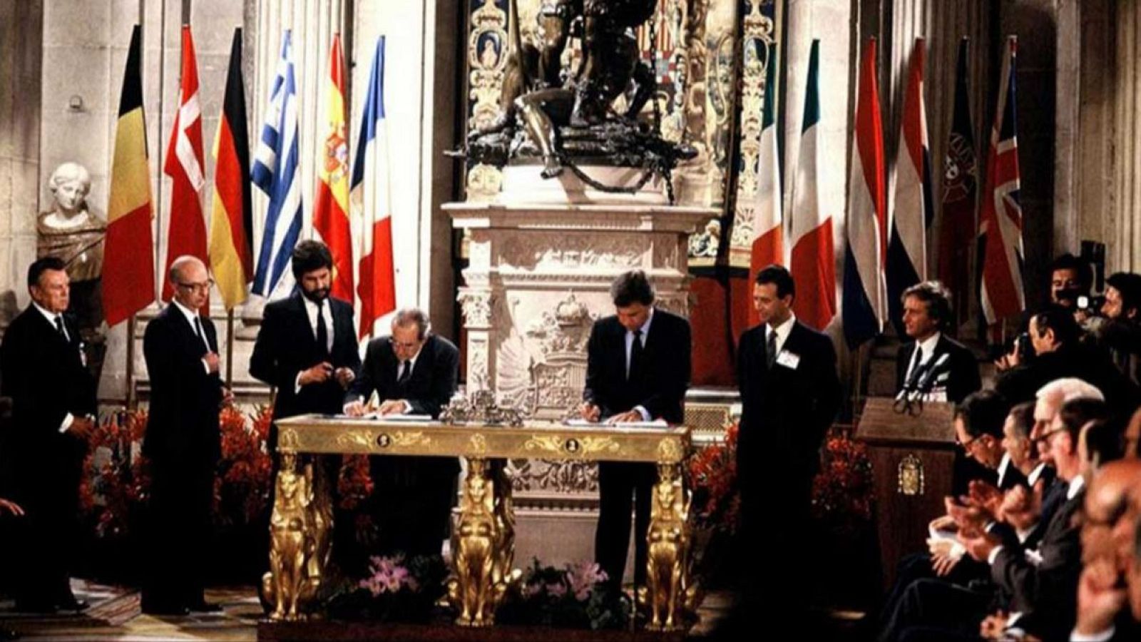 Firma del acta de adhesión de España y Portugal a la CEE en 1985