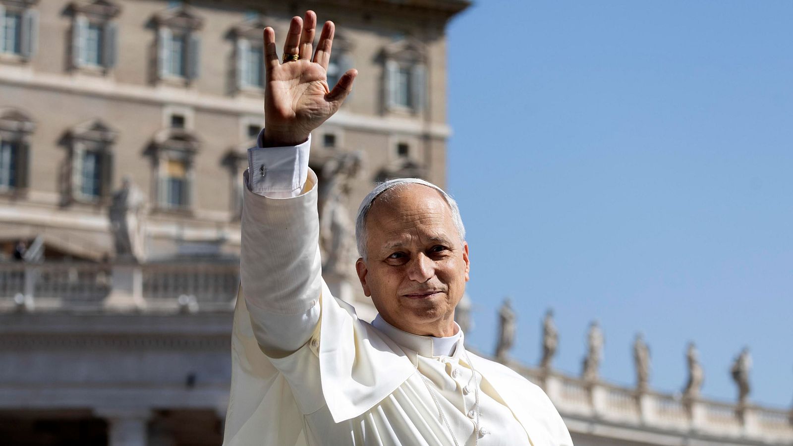 El papa León XIV saluda desde el papamóvil a su llegada a la plaza de San Pedro