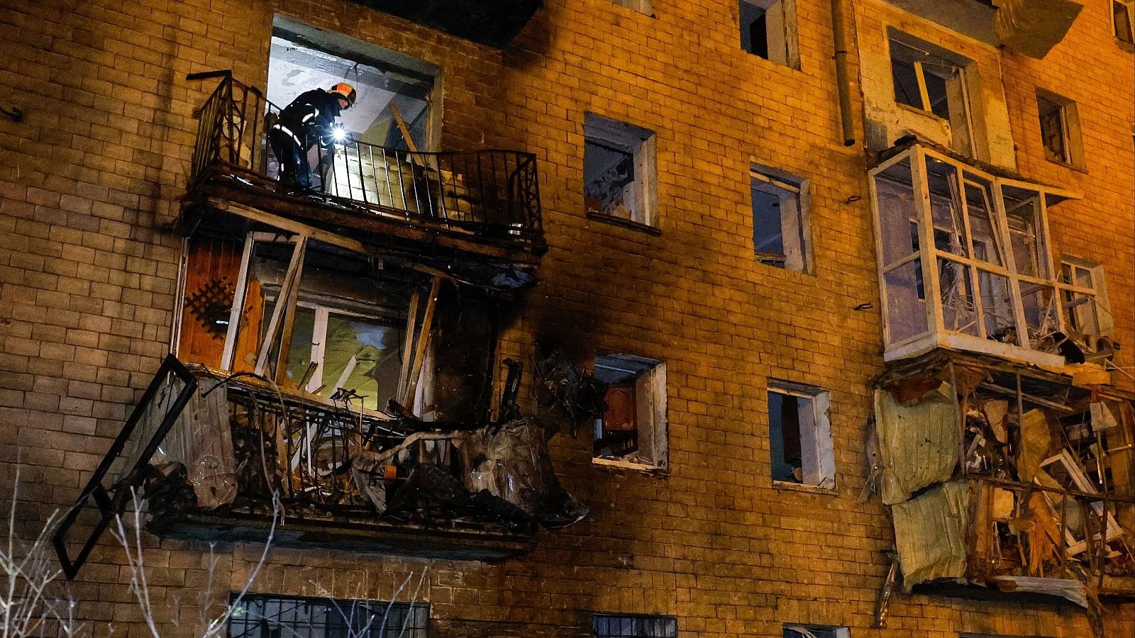 Rescatistas ucranianos trabajan en el lugar de un ataque con drones rusos