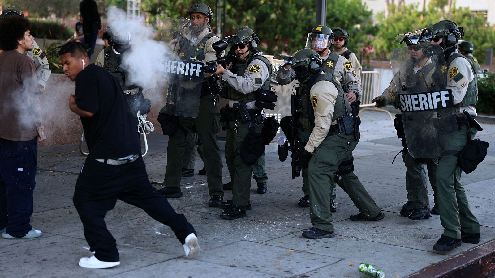 Un agente del orden público dispara un arma no letal contra un manifestante en Los Ángeles