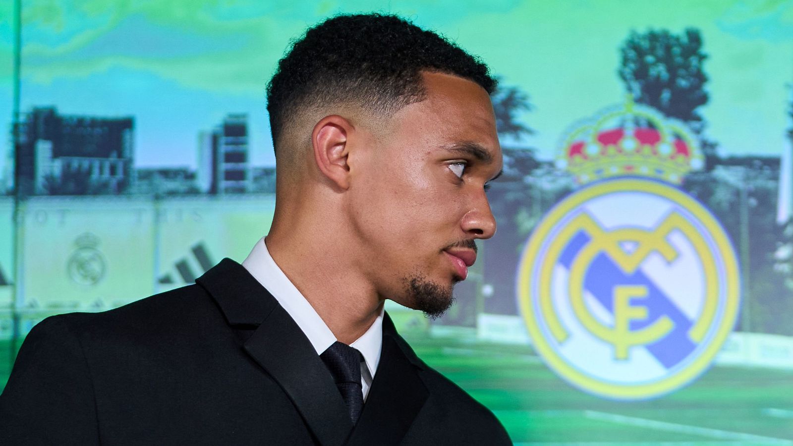 Alexander-Arnold en su presentación con el Real Madrid.