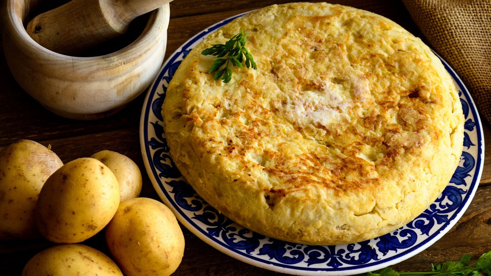 La tortilla de patatas al tartufo se presenta como una versión delicatessen, pero económica de su versión con trufa.